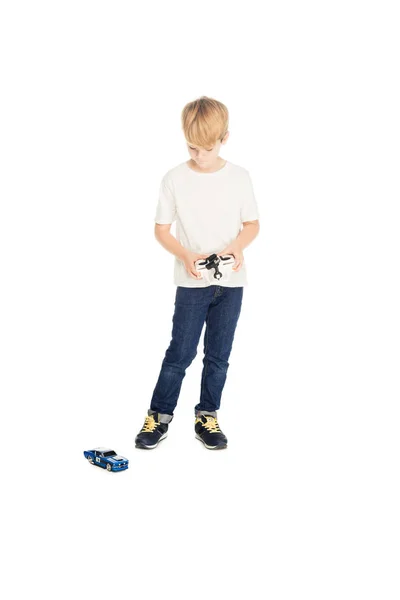 Adorable chico jugando con radio controlado coche aislado en blanco - foto de stock