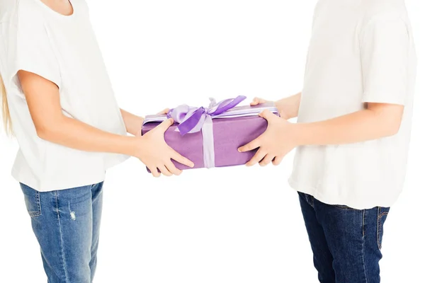 Immagine ritagliata del ragazzo che presenta scatola regalo ad un amico isolato su bianco — Foto stock
