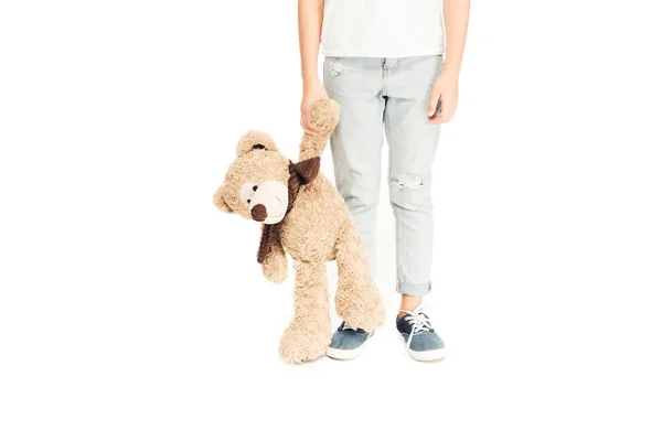 Abgeschnittenes Bild eines Kindes mit Teddybär auf weißem Hintergrund — Stockfoto