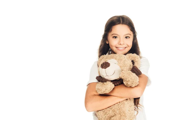 Sourire adorable enfant étreignant ours en peluche isolé sur blanc et regardant la caméra — Photo de stock