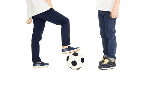 Imagem cortada de meninos jogando com bola de futebol isolado em branco — Fotografia de Stock