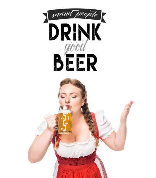 Oktoberfest camarera en vestido bavariano tradicional bebiendo cerveza ligera aislada sobre fondo blanco con inspiración de 
