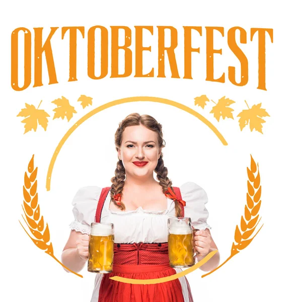 Camarera sonriente en vestido alemán tradicional con dos tazas de cerveza ligera aislada sobre fondo blanco con letras 
