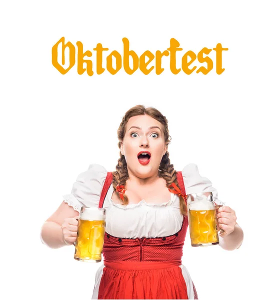 Cameriera scioccata in abito tradizionale bavarese con tazze di birra leggera isolate su sfondo bianco con scritte 