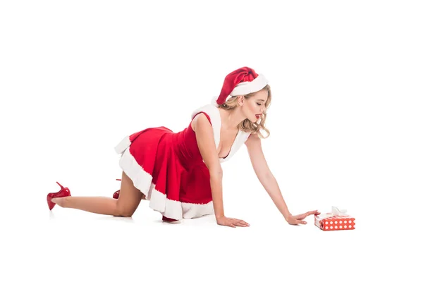 Verführerisches Weihnachtsmädchen im Weihnachtskleid auf allen Vieren in der Nähe von Geschenkschachtel isoliert auf weiß — Stockfoto