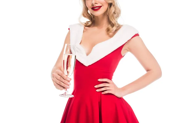 Teilbild einer jungen Frau im Weihnachtskleid, die Champagnerglas isoliert auf Weiß hält — Stockfoto