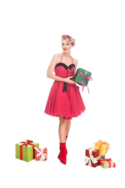 Belle jeune pin up femme debout près de pile de boîtes-cadeaux isolé sur blanc — Photo de stock