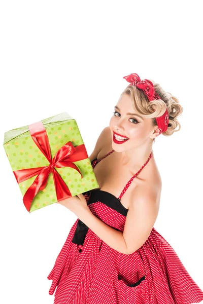 Visão de alto ângulo da mulher sorridente em roupas retro segurando gitft envolto isolado no branco — Fotografia de Stock