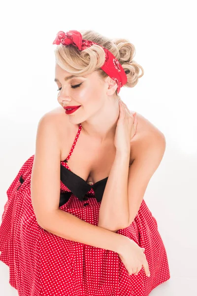 Vista ad alto angolo di elegante yougn pin up donna con labbra rosse posa isolata su bianco — Foto stock