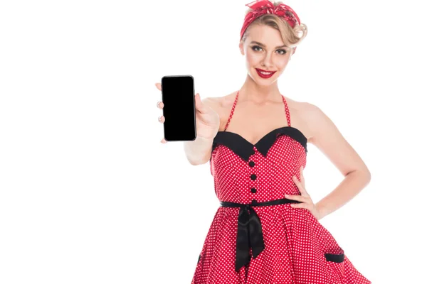 Retrato de hermosa mujer pin up mostrando teléfono inteligente con pantalla en blanco aislado en blanco - foto de stock
