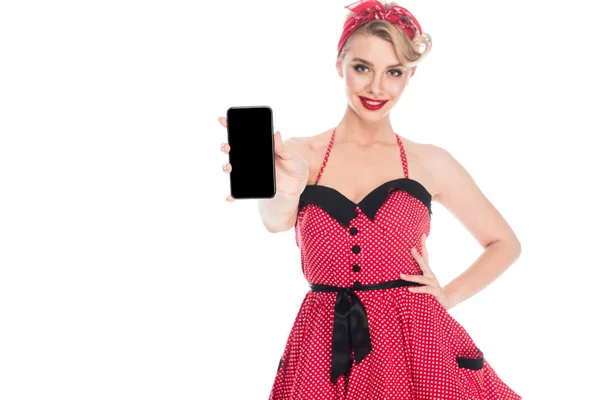 Portrait de belle pin up femme montrant smartphone avec écran blanc isolé sur blanc — Photo de stock