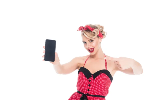 Портрет красивої жінки, що показує смартфон з порожнім екраном ізольовано на білому — стокове фото