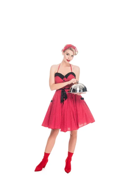 Jeune femme en robe pin up rétro tenant plateau de service isolé sur blanc — Photo de stock