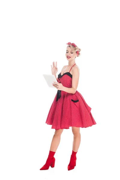 Mujer con estilo en prendas de vestir pin up con tableta digital aislada en blanco - foto de stock
