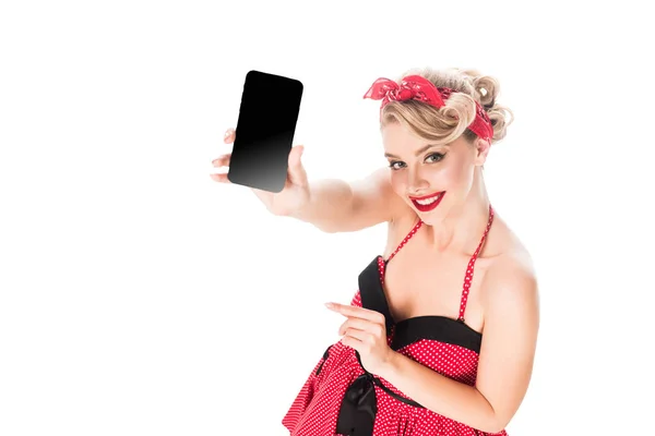 Vista de alto ângulo de bela pin up mulher mostrando smartphone com tela em branco isolado no branco — Fotografia de Stock