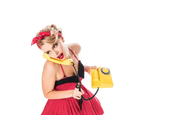 Vista ad alto angolo di bella donna in pin up vestito parlando sul telefono retrò isolato su bianco — Foto stock