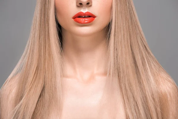 Abgeschnittene Aufnahme eines nackten Mädchens mit langen glatten Haaren isoliert auf grau — Stockfoto