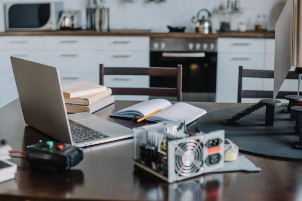 Ноутбук и инструменты для проектирования на столе в домашних условиях — стоковое фото