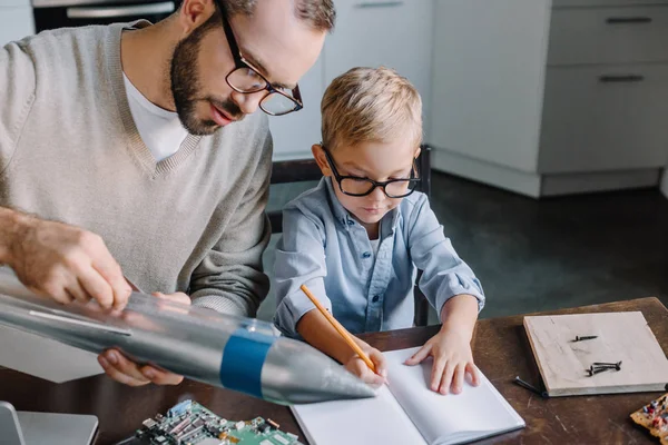 Батько і син тестують ракетну модель вдома — Stock Photo