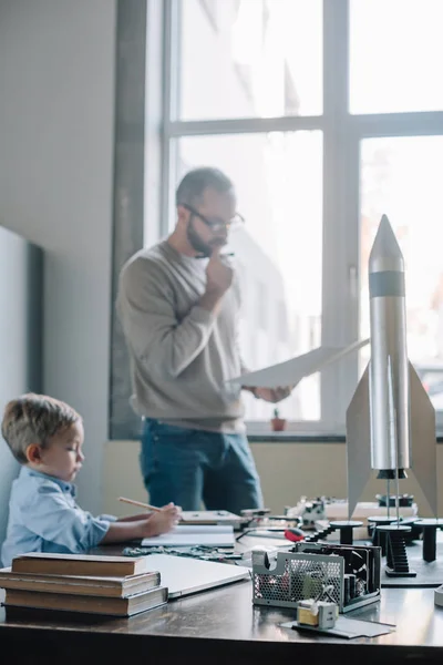 Cher père et fils modèle fusée à la maison — Photo de stock