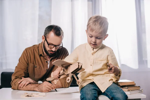 Pai e adorável filho modelando juntos em casa — Fotografia de Stock