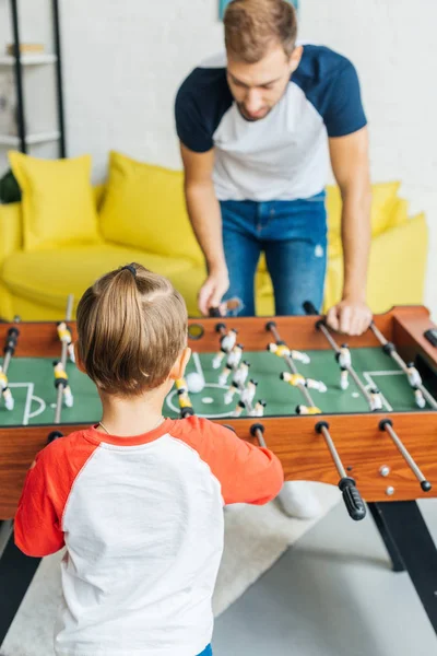 Vater und Sohn spielen zu Hause gemeinsam Tischkicker — Stockfoto