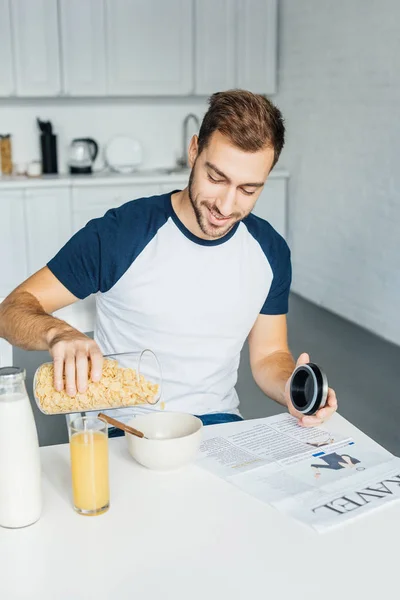 Junger Mann frühstückt zu Hause in Küche — Stockfoto