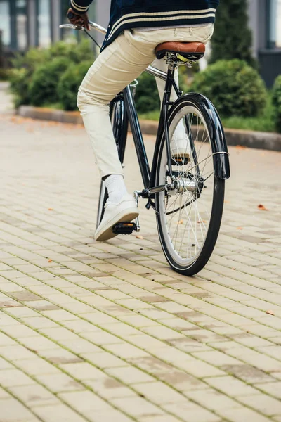 Низкий вид секции стильного человека на велосипеде в городе — стоковое фото