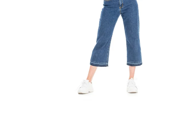 Vista cortada da mulher em jeans da moda isolado no branco — Fotografia de Stock