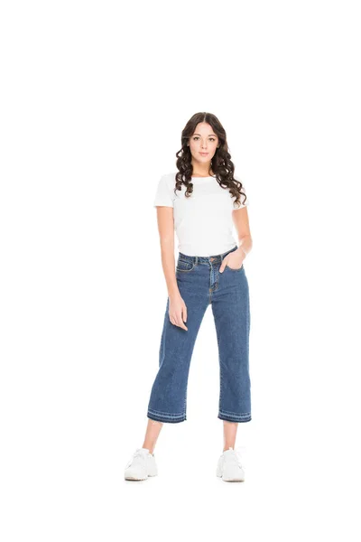 Mulher elegante atraente em jeans e camiseta branca isolada em branco — Fotografia de Stock
