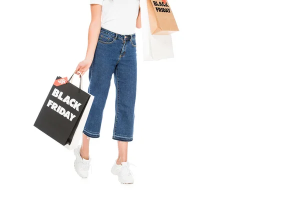 Vista recortada de shopaholic sosteniendo bolsas de compras con letreros de venta de viernes negro aislados en blanco - foto de stock
