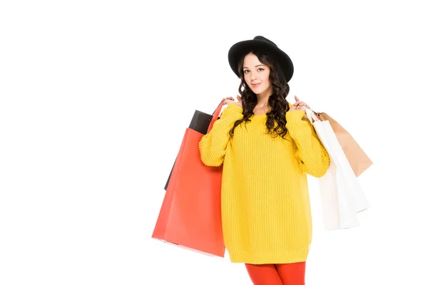 Atractiva chica sosteniendo bolsas de compras, aislado en blanco - foto de stock