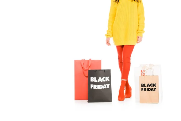 Ausgeschnittene Ansicht eines Kunden, der am Black Friday in der Nähe von Einkaufstüten posiert, isoliert auf Weiß — Stockfoto