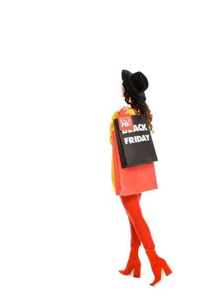 Модная девушка держит сумки для покупок на распродаже в черную пятницу, изолированные на белом — стоковое фото