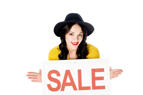 Belle fille dans le panneau de maintien de chapeau avec signe de vente isolé sur blanc — Photo de stock