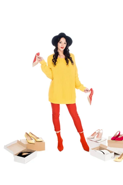 Bela jovem elegante com caixas de calçado isolado em branco — Fotografia de Stock