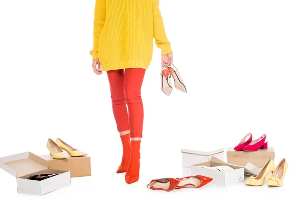 Vista recortada de la mujer joven de moda con cajas de calzado aisladas en blanco - foto de stock
