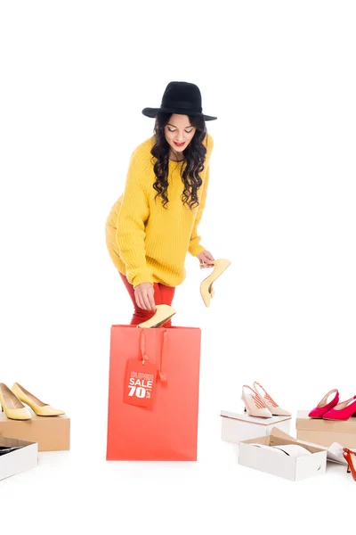 Красива жінка з сумкою для покупок і тегом продажу ізольована на білому з коробками для взуття — стокове фото
