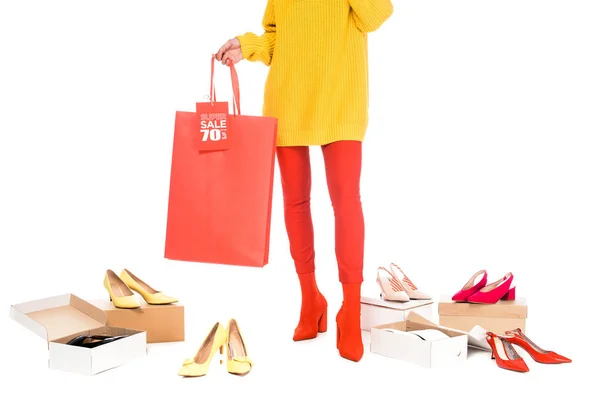 Vista recortada de shopaholic holding bolsa de compras con etiqueta de venta aislada en blanco con cajas de calzado - foto de stock