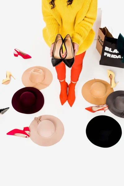 Vista parziale di donna, scarpe femminili, cappelli e shopping bag con scritta nera venerdì isolato su bianco — Foto stock