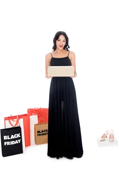 Привлекательная женщина с обувной коробкой изолированы на белый, торговый и черный пятница концепции — стоковое фото