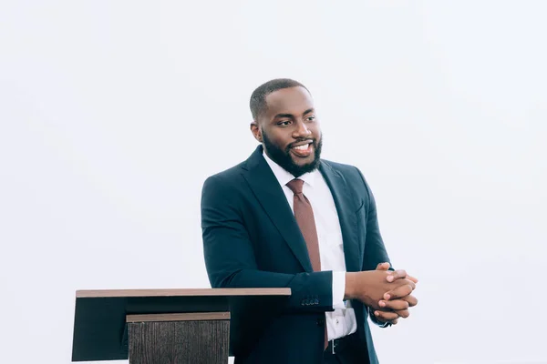 Bell'uomo d'affari afro-americano sorridente che parla durante il seminario nella sala conferenze — Foto stock