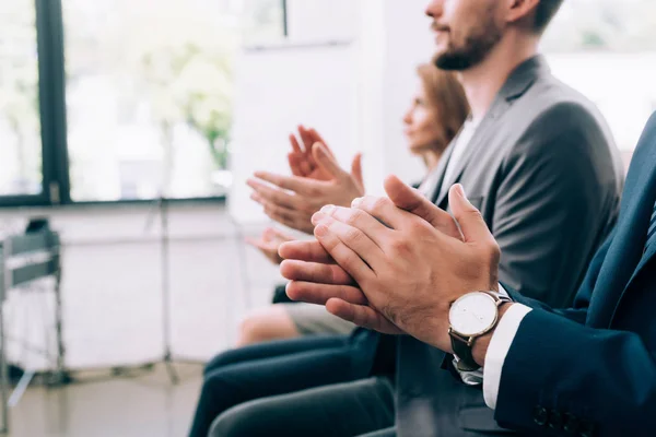 Tiro cortado de empresários aplaudindo durante o seminário de negócios na sala de conferências — Fotografia de Stock