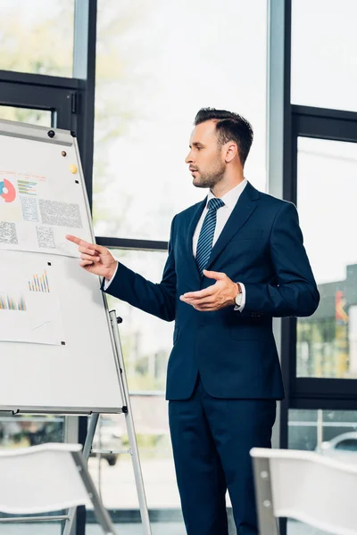 Dozent zeigt bei Präsentation im Konferenzsaal auf Whiteboard — Stockfoto