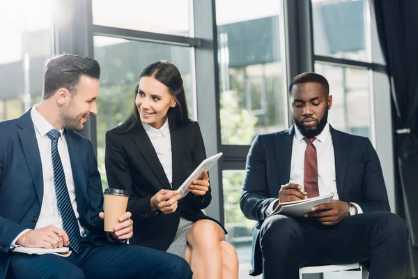 Colegas de negocios multiétnicos en la reunión en la sala de conferencias - foto de stock