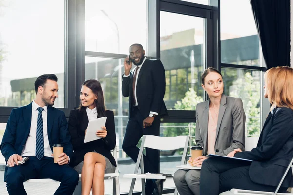 Imprenditori multiculturali che si riuniscono nella sala conferenze — Foto stock