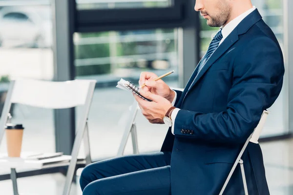 Vue partielle de l'homme d'affaires avec ordinateur portable dans la salle de conférence — Photo de stock