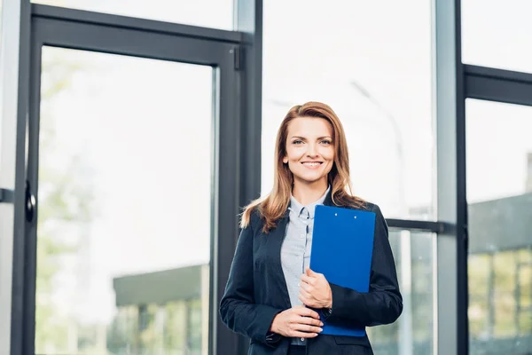 Retrato de mulher de negócios sorridente com bloco de notas na sala de conferências — Fotografia de Stock