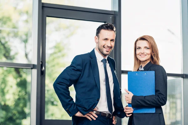 Sorrindo colegas de negócios antes de palestra de negócios na sala de conferências — Fotografia de Stock