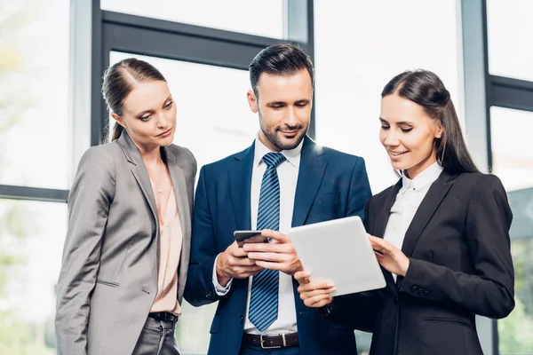 Retrato de empresário e empresárias usando tablet em sala de conferência — Fotografia de Stock